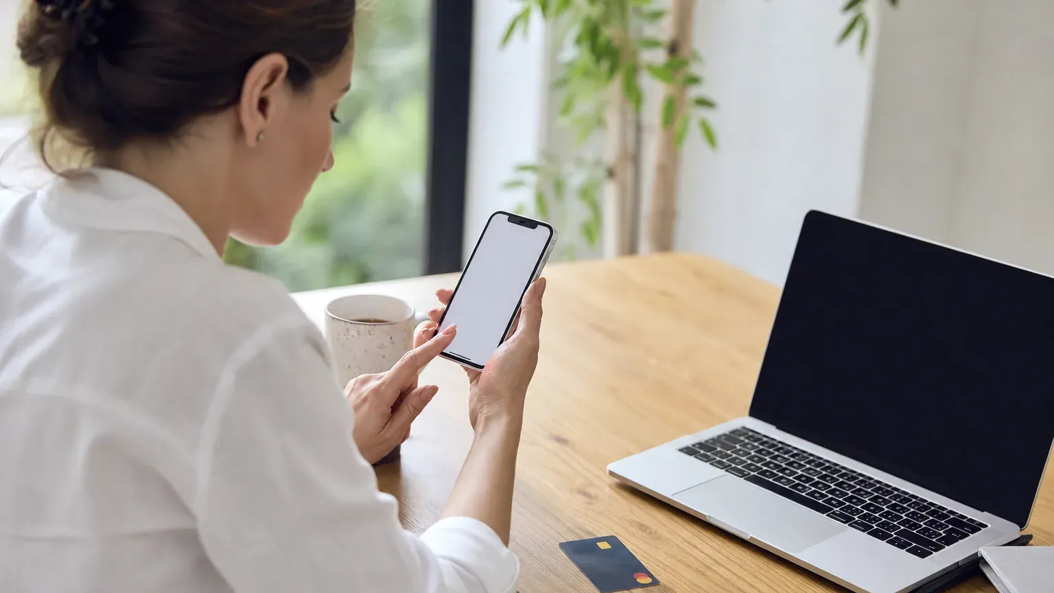 Personne gérant son changement de banque depuis une application mobile et un ordinateur
