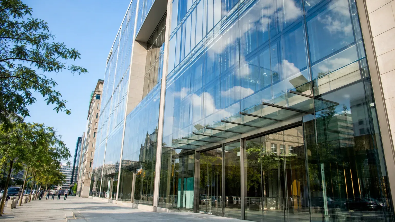 Immeubles de bureaux et de commerces symbolisant l'immobilier détenu via une SCPI