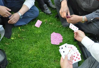 Les règles de base de la belote classique