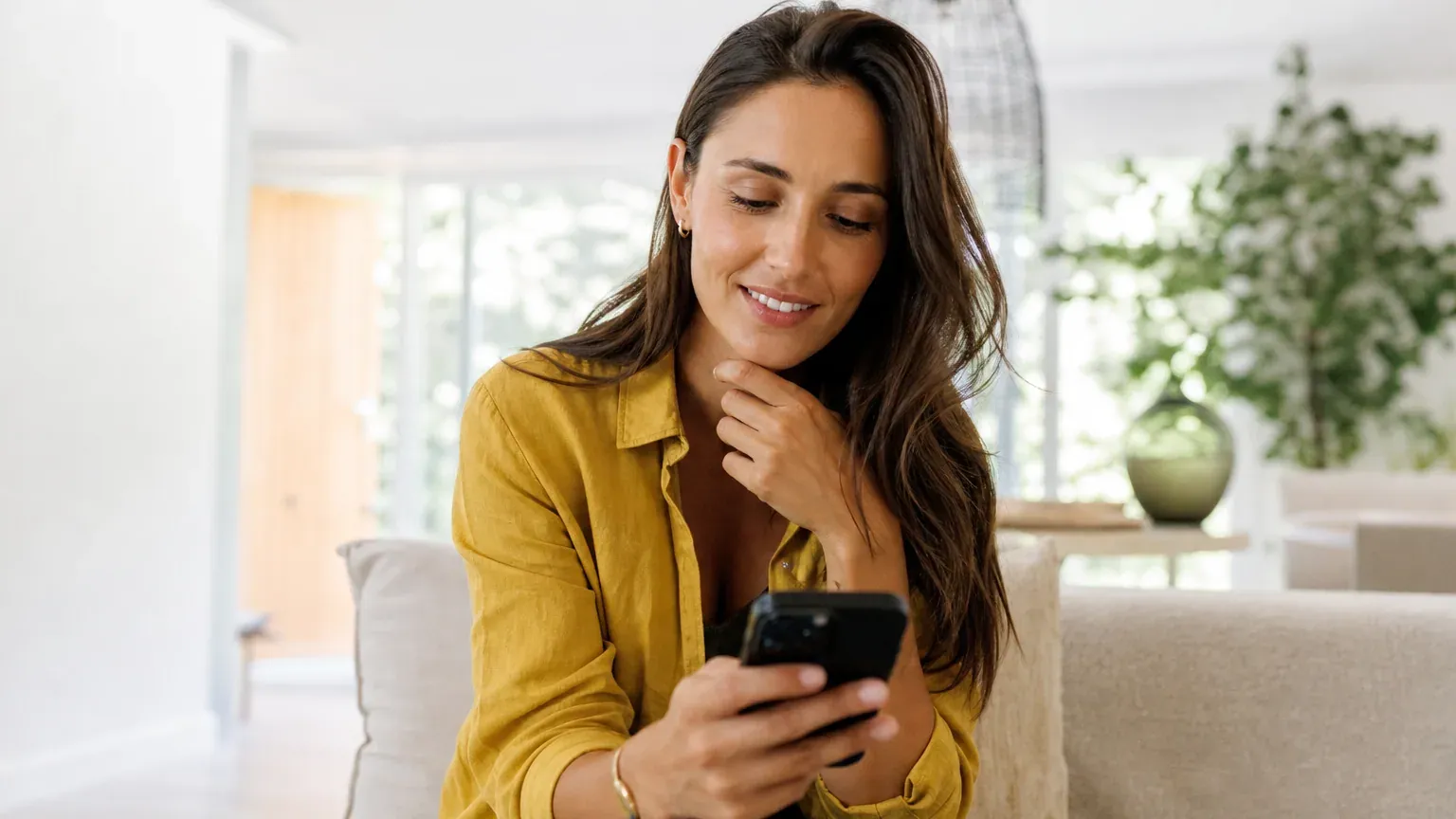 Personne consultant son application bancaire sur smartphone après un virement