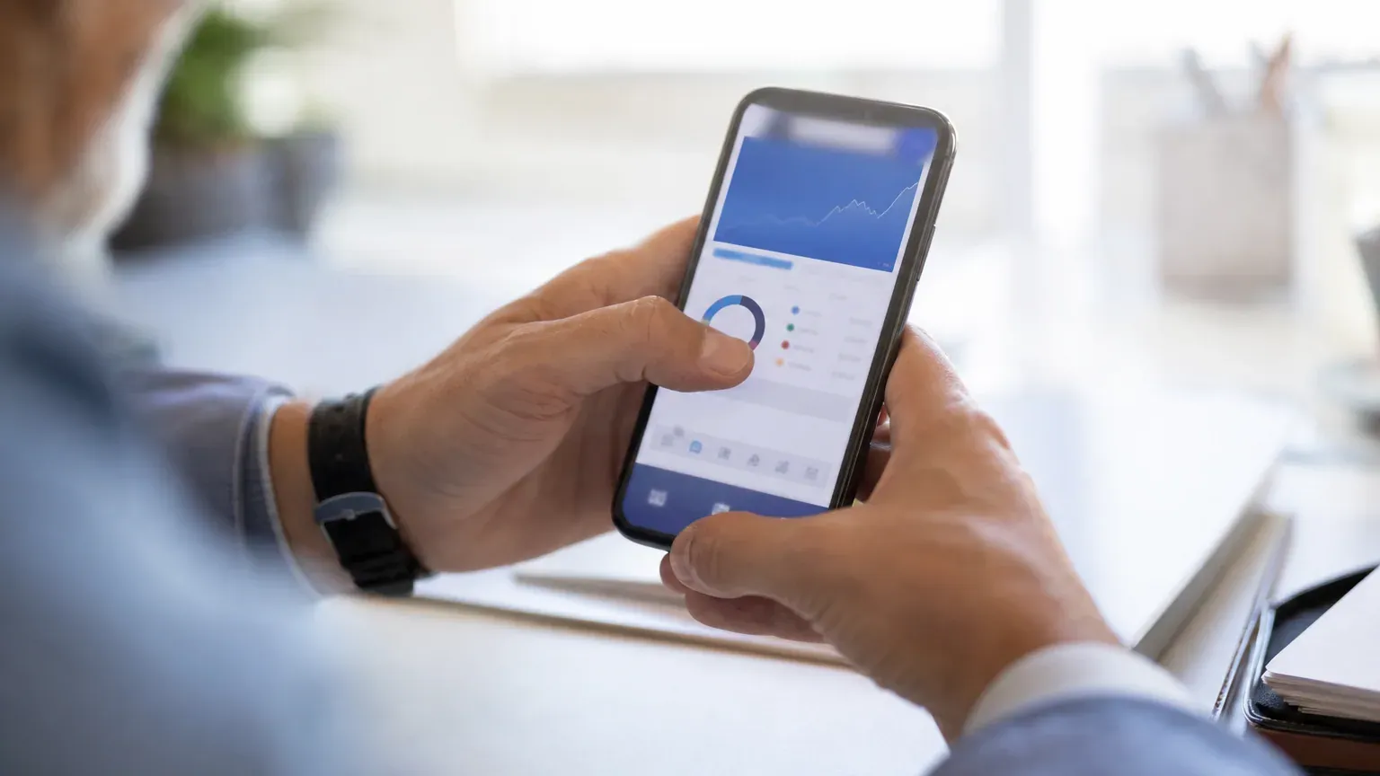 Personne inquiète consultant son application bancaire sur un smartphone